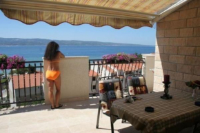 Gästezimmer für zwei Erwachsene und einem Kind mit Balkon und frontalem Meerblick